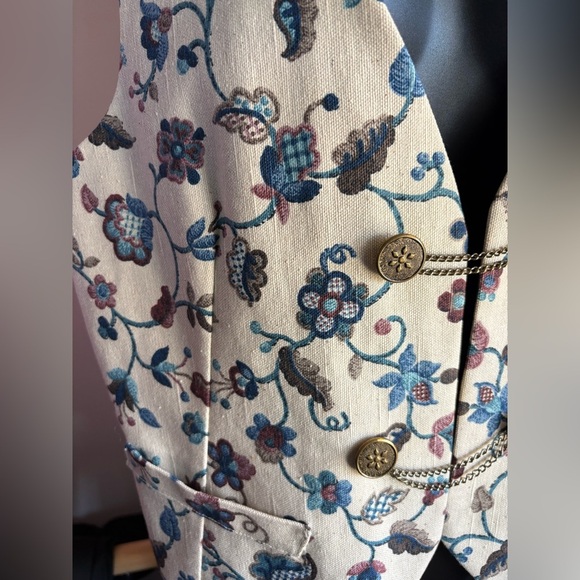 Unbranded women’s floral tailored vintage tapestry with ornate brass buttons - Picture 5 of 8
